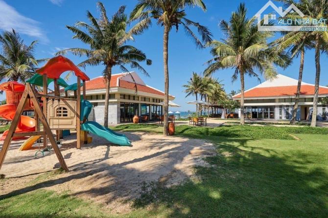 Cần bán biệt thự mặt biển The Ocean Villa Da Nang, bước chân xuống thềm là biển - 4