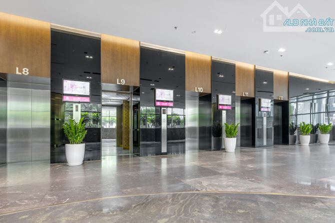 Cho thuê văn phòng tòa nhà The West giá rẻ DT từ 280m2 - 800m2