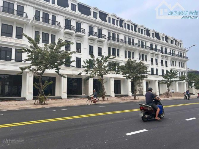 Bán siêu phẩm shophouse Louis city Hoàng Mai DT:128m2 mặt đường 40m kinh doanh đỉnh 30 tỷ - 6