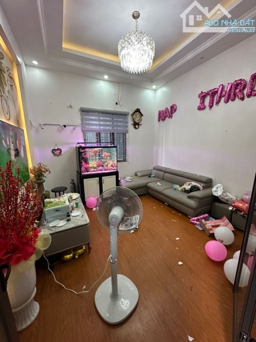 Bán nhà 4 tầng mặt ngõ Trần Nguyên Hãn ô tô nhỏ vào cửa - 2
