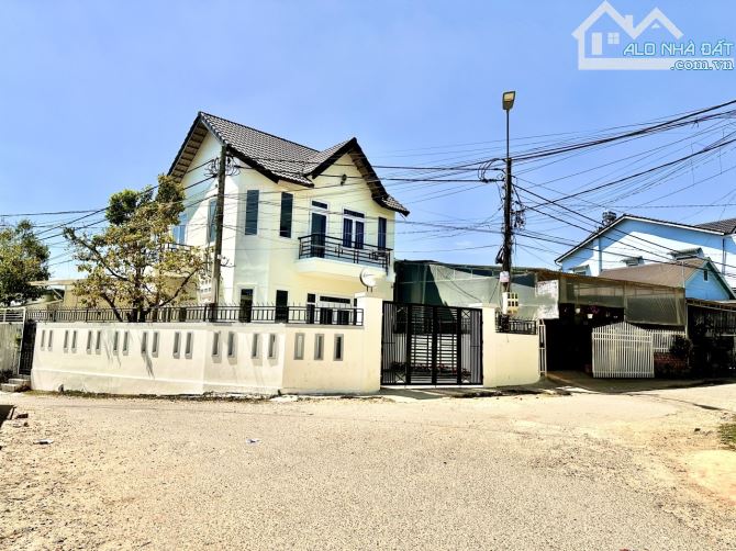 Bán biệt thự 2 mặt tiền view đẹp trung tâm Đà Lạt, sổ riêng thổ cư hoàn công