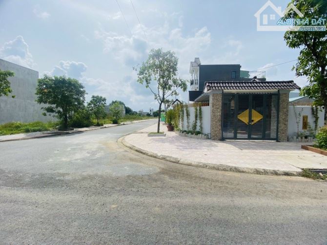 Bán Biệt Thự sân vườn góc 2 mặt tiền ngang 8m khu dân cư Lavender gần TP Biên Hoà