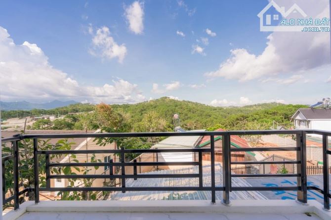 Bán biệt thự 2 mặt tiền view đẹp trung tâm Đà Lạt, sổ riêng thổ cư hoàn công - 1