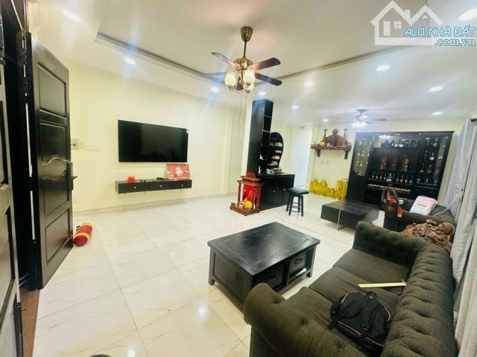Biệt thự sân vườn trệt lầu hẻm xe hơi đường 41 phường Linh Đông sát đường Phạm Văn Đồng