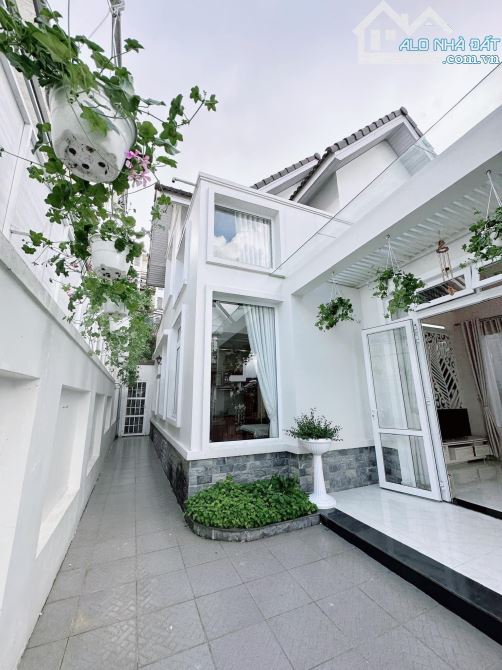 207m2 Villa Sân Vườn Hai Mặt Tiền Ngang 10m Đường Ô Tô 5m Cách Hồ Xuân Hương Chỉ 3km