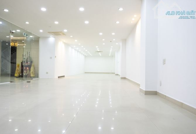 Cho thuê văn phòng tầng 1 trong toà nhà văn phòng, 120 m2 chỉ 250.000đ/m2, OFFICE DANANG