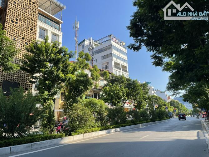 Cần bán rẻ nhà mặt ngõ kinh doanh phố Lạc Long Quân, Tây Hồ, ô tô tránh, 165m2, giá 24 tỷ