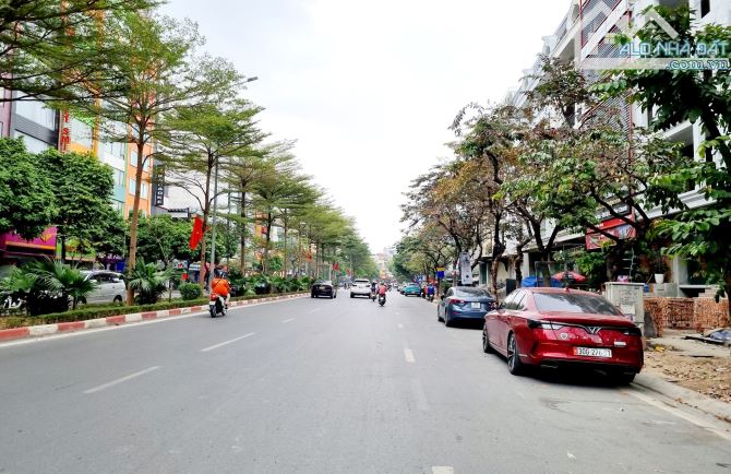 Bán nhà mặt phố Trần Thái Tông, 200m2 x 8 tầng, MT 8m, 115 tỷ