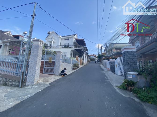 Bán đất tặng nhà 2 mặt tiền Lữ Gia Phường 9 Đà Lạt thoáng mát .