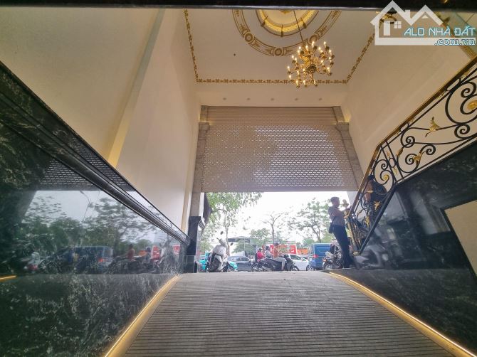 Bán Toà Văn Phòng Đại Cồ Việt - Q. Hai Bà Trưng 200m2 x 9 tầng - Giá chào 147 tỷ