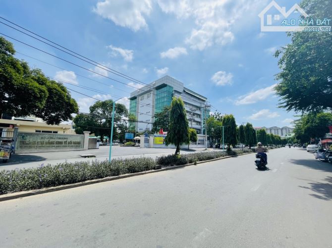 Bán Nhà Mặt Tiền Đại Lộ III Phước Bình Ngay CĐ Kinh Tế Đối Ngoại Global City 100m2 Vuông