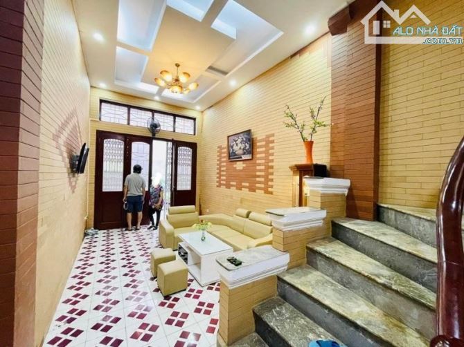 BÁN NHÀ LÊ DUẨN ĐỐNG ĐA 44m2 4TẦNG MT3.5M PHÂN LÔ HAI THOÁNG KINH DOANH GIÁ 6.6 TỶ.