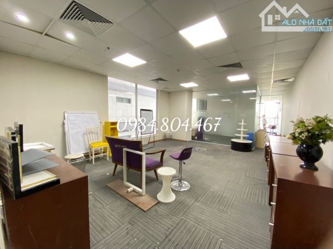 Cho thuê văn phòng tại phố Duy Tân, diện tích 70m2 chia sẵn 3 phòng ban view cực đẹp