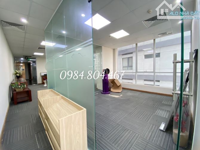 Cho thuê văn phòng tại phố Duy Tân, diện tích 70m2 chia sẵn 3 phòng ban view cực đẹp - 1