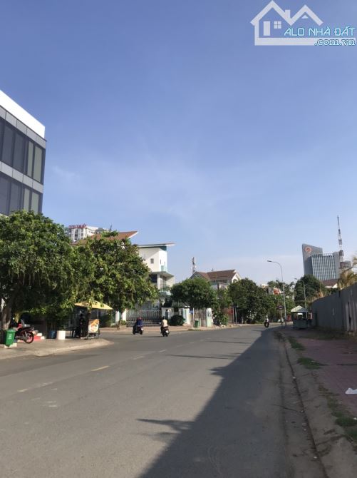 Tha thiết cần bán nhà MT Nguyễn Hoàng. p An Phú, Q2. DT: 8x20m. Hầm+ 3 lầu. Bán: 43 tỷ