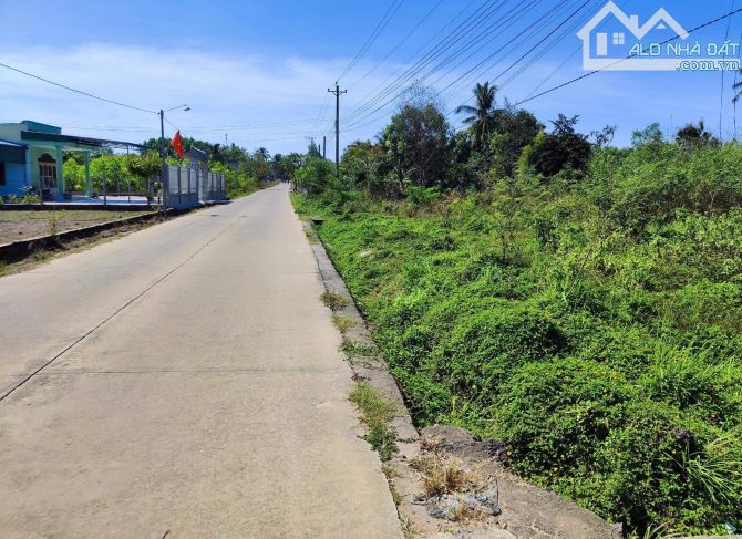 Bán lô đất biệt thự vườn 1 sẹc quốc lộ 20 Dt: 2300m2(24mx86m) có sẵn 200m2 thổ cư chỉ 2Tỷ2 - 2