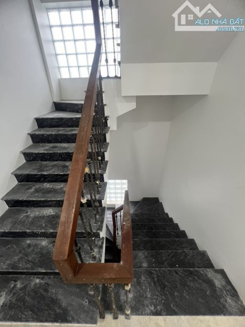 Biuldinh mặt phố 8T thang máy có hầm để xe. DT 180m2 MT 7m . Dòng tiền tốt. Giá đầu tư - 1