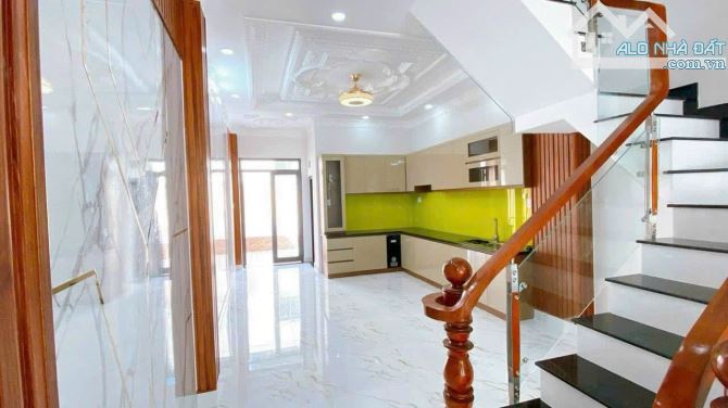 Bán Nhà 3 Tầng Sân Thượng DT 100m2 - MT Đường 10m - 5