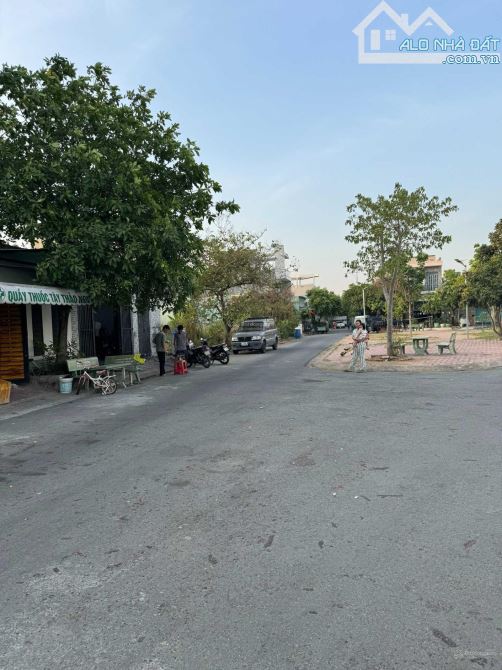 Bán miếng đất biệt thư khu DÂN CƯ HIỆN HỮU 220m2, ngay BV QT Hạnh Phúc