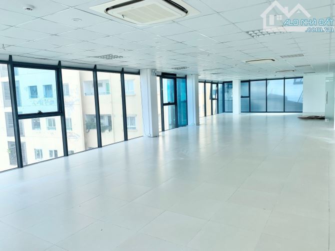 Tòa văn phòng MP Tân Mai DT 180m2 MT 6.5m x 8T thang máy có hầm, Doanh thu 2 tỷ/năm