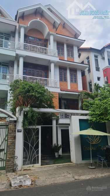 Cho thuê nhà mặt tiền 8m đường Hoa Lan, Phường 2, Phú Nhuận. DTSD: 550m2 + 5 lầu