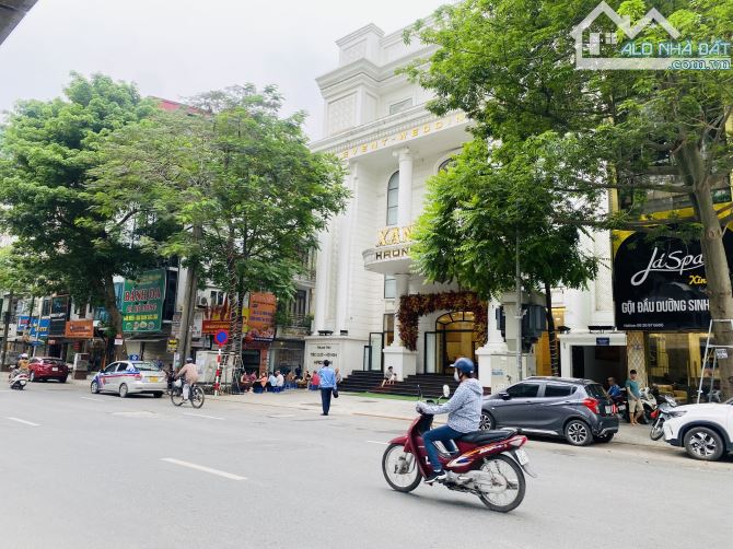Bán nhà mặt phố Hào Nam,bên Nhạc viện Quốc Gia, LÔ GÓC 47m*5T cho thuê 720tr/năm. 2 mặtiền - 1