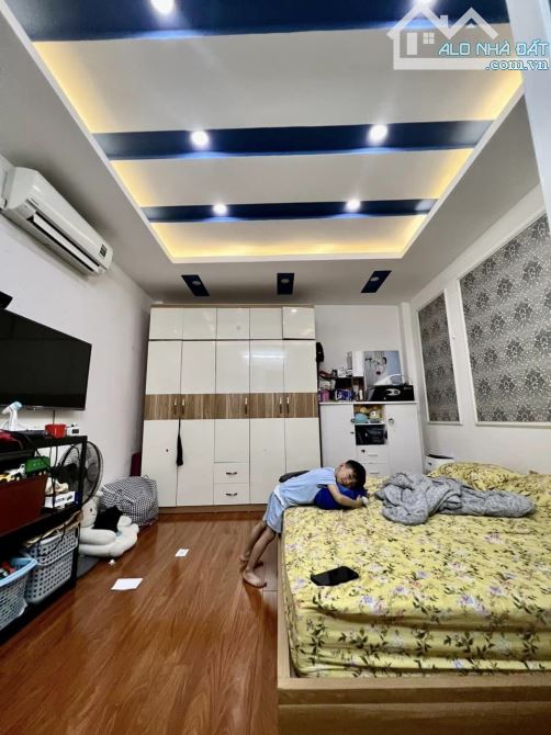 Nguyễn Trãi dt 44 m 5 tầng mt 4 m giá  8.65 tỷ