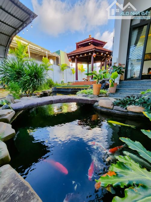 BIỆT THỰ SÂN VƯỜN CUỐI Y MOAN RẼ PHẢI - CÁCH TRUNG TÂM THÀNH PHỐ CHỈ 4KM . GẦN MỌI TIỆ