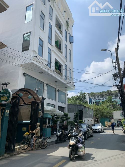Thông tin chính xác 100%. nhà MT Nguyễn Bán Huân, p Thảo Điền. 7,55x17m. 2,5 lầu. Bán36 tỷ