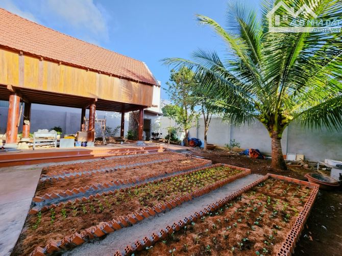 BIỆT THỰ SÂN VƯỜN CUỐI Y MOAN RẼ PHẢI - CÁCH TRUNG TÂM THÀNH PHỐ CHỈ 4KM . GẦN MỌI TIỆ - 1