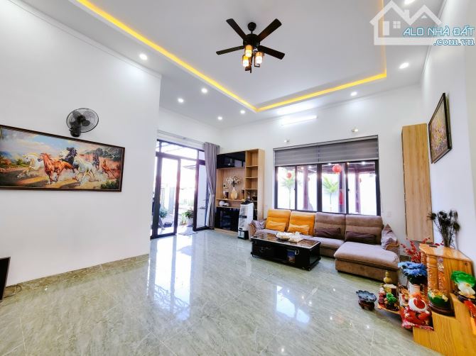 BIỆT THỰ SÂN VƯỜN CUỐI Y MOAN RẼ PHẢI - CÁCH TRUNG TÂM THÀNH PHỐ CHỈ 4KM . GẦN MỌI TIỆ - 7