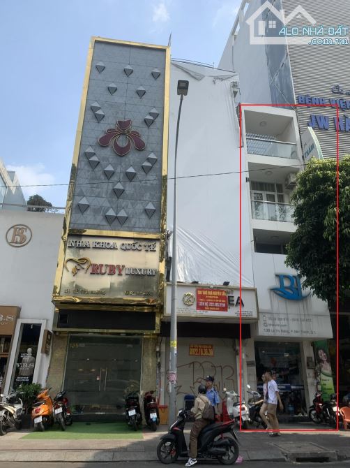 Bán nhà mặt tiền đường Lê Thị Riêng, Quận 1. 3 tầng, Giá chỉ 24 tỷ thương lượng mạnh