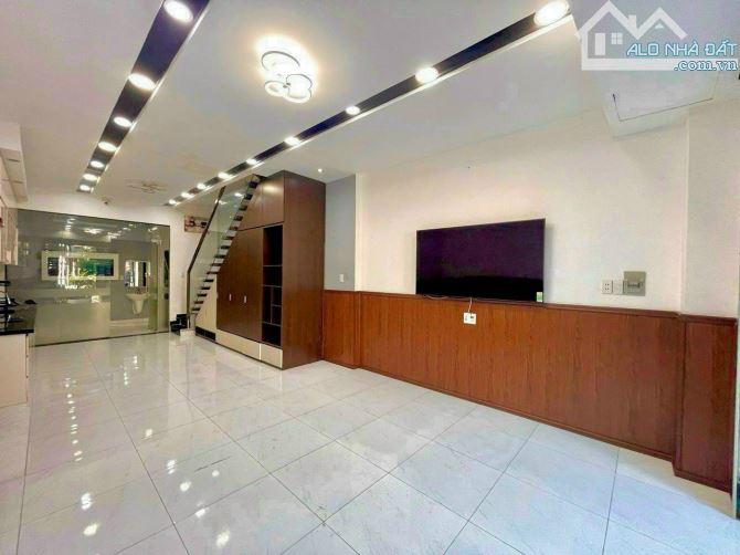 Bán nhà mặt tiền ngang 8x17m đường kinh doanh Nguyễn Trãi Phường 8 Quận 5 giáp quận 1 - 2