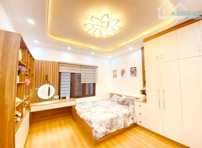 HOÀNG MAI - LÔ GÓC - 3 Ô TÔ TRÁNH ĐỖ CỔNG - 5 TẦNG MỚI TINH - NỘI THẤT SIÊU ĐẸP TẶNG TOÀN - 3