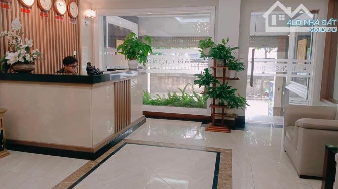 Bán khách sạn 8 tầng mặt Phố Nguyễn Khoái 149m2, mặt 5.1m, giá 37 tỷ Hai Bà Trưng