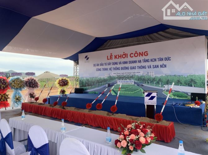 2,13 Ha  4 mặt tiền đường bao quanh, đường nhựa Nguyễn Thông 176m. - 7