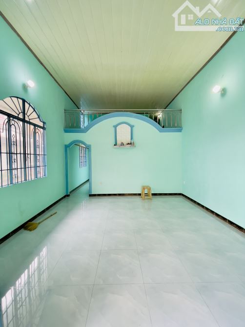 Bán gấp nhà góc 2 mặt tiền sổ hồng riêng sẵn thổ cư 100%, gần trường tiểu học Bình Hòa - 5