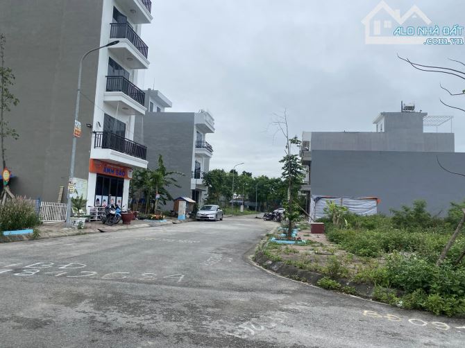 Siêu hiếm 93,6m2 đất phân lô đường 13m, ngay uỷ ban phường Hùng Vương, chỉ hơn 2,7 tỷ xíu