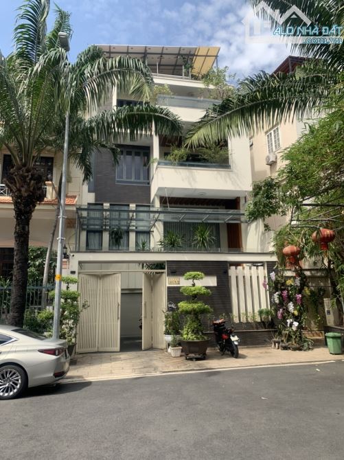 Bán gấp biệt thự đường Phan Đăng Lưu, P.6. Q. Bình Thạnh, DT: 13 x 25m, 2 lầu, giá: 45 tỷ