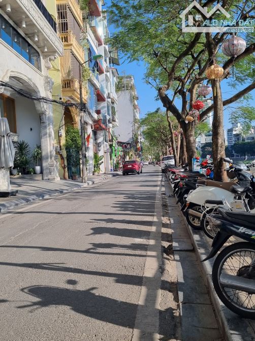 Bán tòa nhà 10 tầng mặt phố đảo ngọc Trúc Bạch, Ba Đình, lô góc, DT 150m, mặt tiền 10m