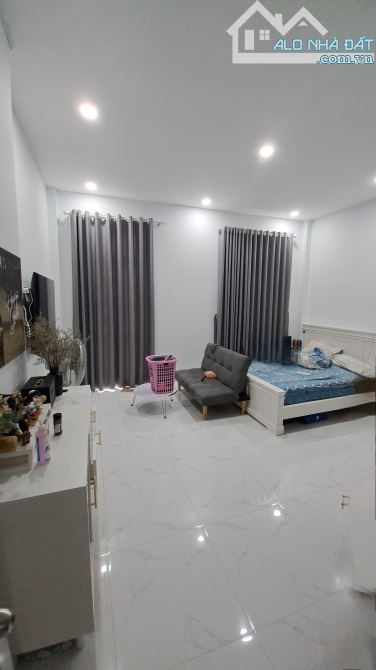 Nhà 3 lầu ST đường D1 khu tdc Phú Mỹ 5x18 rất đẹp - 3