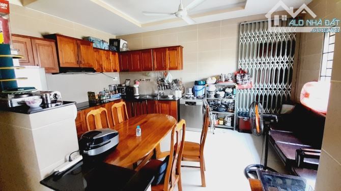 RẺ - GIÁ ĐẦU TƯ - MẶT TIỀN KINH DOANH- NHÀ 4 TẦNG 180 m2 - GẦN CĐ CÔNG THƯƠNG, LÊ VĂN VIỆT - 5