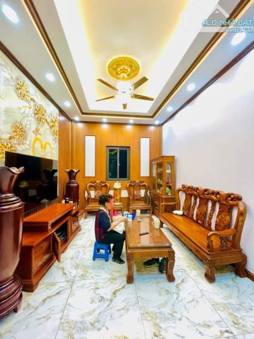 BÁN GẤP NHÀ MẶT PHỐ MINH KHAI HAI BÀ TRƯNG 75 M2-7 T- 30 TỶ