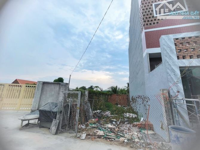 Chủ kẹt tiền bán nền 98m2 thổ cư Tân Kiên đường ô tô tới đất giá 670 triệu SHR công chứng