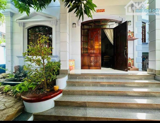 BÁN BIỆT THỰ HOÀN CÔNG, ĐƯỜNG VÕ THỊ SÁU 1T1L 340m2 (19x18), CÓ HỒ BƠI, P2 VT