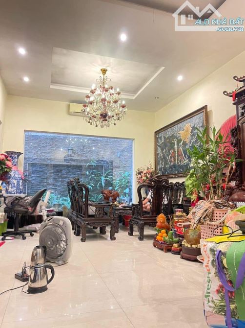 Cần bán căn Biệt Thự Liền Kề  trong khu phân lô Nguyễn Văn Huyên. 90m2. giá 25,6 tỷ.