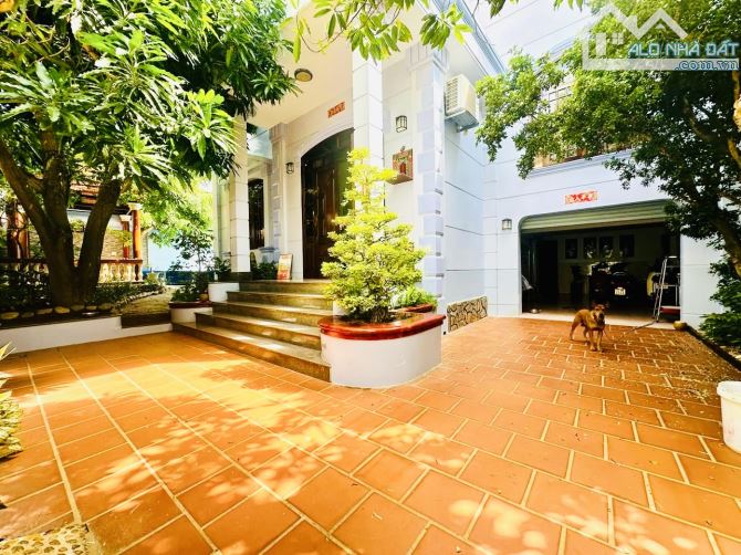 BÁN BIỆT THỰ HẺM 8m Võ Thị Sáu P2 VT 340m 1Trệt 1Lầu hồ bơi sân vườn rộng Giá chỉ 23 tỷ TL - 1