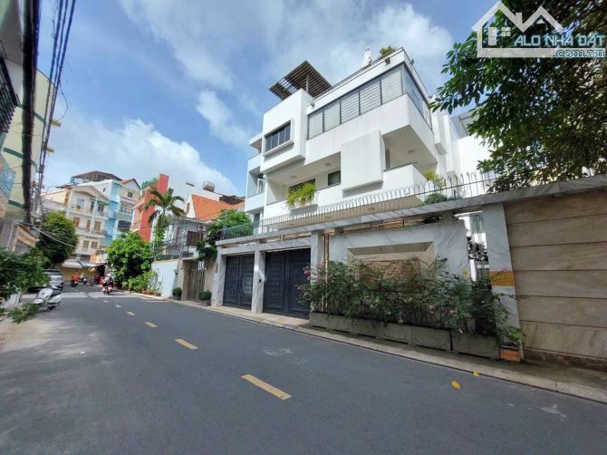 Bán biệt thự Lê Văn Sỹ, P13, Quận 3; Dt: 9x20m, 4 tầng, Giá 43.9 tỷ