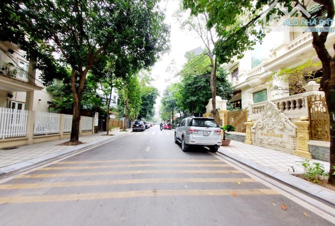 Bán biệt thự Vườn Đào, 679 Lạc Long Quân, Tây Hồ, 200m2, MT hơn 12m