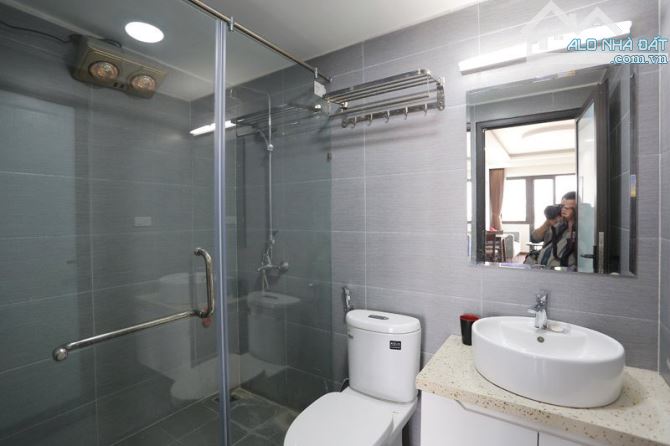 Cho thuê Studio Xuân Diệu gần Hồ Tây, 30m2 full đồ, có ban công thang máy, giá 7,5 triệu - 12